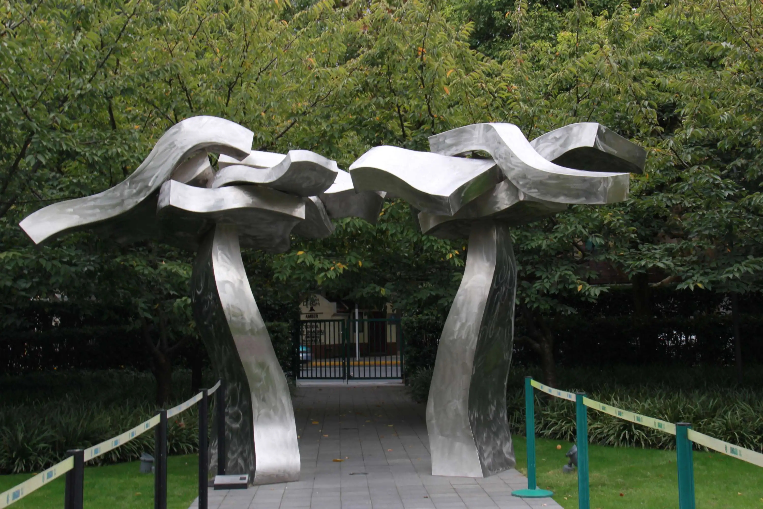 無錫不銹鋼雕塑在應用中的拓展點可以涵蓋多個方面